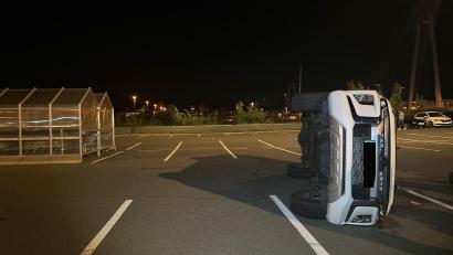 Bild: Polizei Hof
Mit seinem Pick-Up-Truck ist ein 29-Jähriger am späten Abend auf einem Supermarkt-Parkplatz umgekippt.