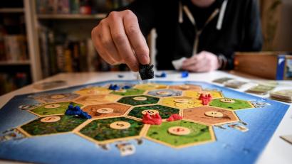 Symbolbild: Britta Pedersen/dpa
Spieler spielen das Spiel "Siedler von Catan".