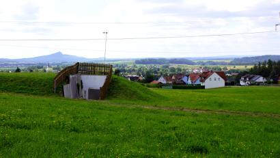 Bild: bkr
Im Hochbehälter von Kulmain (Vordergrund) wurden bei Untersuchungen weiterhin coliforme Bakterien festgestellt. Nächste Woche wird dort nun eine UV-Anlage instaliert.