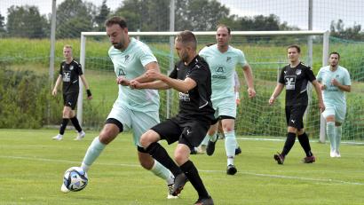 Archivbild: Hubert Ziegler
Nach einem Knallhart-Auftaktprogramm gegen die Top-Teams der Kreisliga Süd bekommen es Spielertrainer Dennis Kramer (links) und sein SV Köfering mit dem ähnlich schlecht gestarteten SV Kohlberg zu tun.