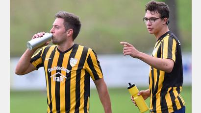 Archivbild: A. Schwarzmeier
Generationsunterschiede beim SV Kulmain: Verteidiger Andreas Zeltner (links) ist bereits 39 Jahre alt, Offensivspieler Maximilian Kuhbandner dagegen erst 23. Der SV Kulmain hat mehrere Leistungsträger in seinen Reihen, die weit über 30 sind. Beim Spitzenspiel in Reuth wollen die Routiniers zeigen, was sie noch drauf haben.