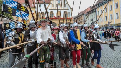 Bild: Wolfgang Steinbacher
Amberger Brunnenfest. Der historische Festzug führte vom Malteserplatz durch die Fußgängerzone zum Marktplatz.