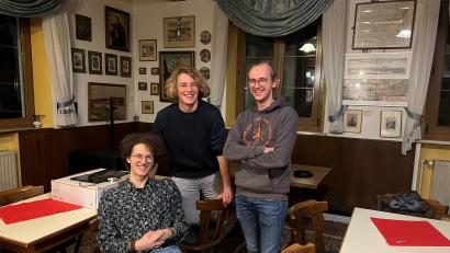 Bild: Ainbahnstraße Filmgruppe
Vincent Poschenrieder (links), Jonas Frenzel und Sebastian Rathgeber sind für ihren Film "The Madman" beim Bayerischen Kinder & Jugend Filmfestival in Passau nominiert. hier bei der Premiere im Gasthof Hermann in Etzenricht.