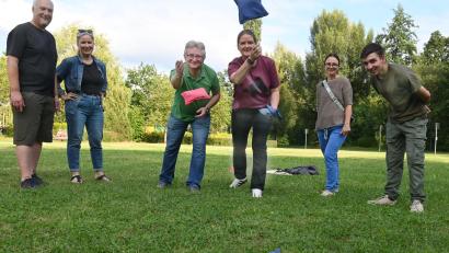 Bild: gf
Die Wurfdistanz wurde beim Match zwischen Tina Winklmann (Dritte von rechts) und Hans-Jürgen Bumes (Dritter von links) leicht verringert, damit die beiden leichter drei Punkte werfen konnten – aber letztlich ging es auch nur um "Spaß an der Freud".