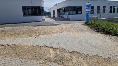 Bild: Tobias Gräf
Wer den Fußweg von der Innenstadt Richtung Oberpfalz-Arkaden geht, steht plötzlich in einem hässlichen Schotterfeld. Viele Passanten und Arkaden-Kunden ärgern sich, dass der Weg nicht endlich geschlossen wird.