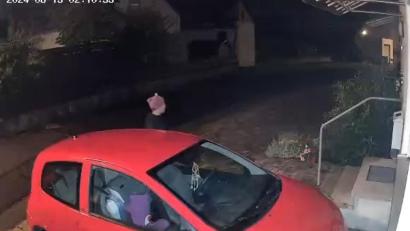 Bild: Sebastian Fröhler
Dieses Bild zeichnete eine Überwachungskamera in Weiherhammer auf. Ein Mann versucht in einen roten Renault einzubrechen, der Bewegungsmelder verschreckte den Täter aber.