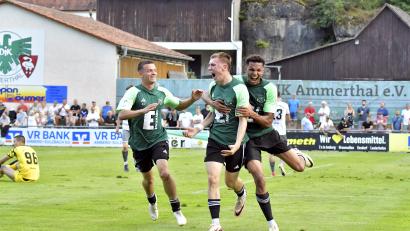 Bild: Hubert Ziegler
Da schreien sie ihre ganze Freude heraus: Noah Pirner (Mitte), Laurin Klaus (links) und Kevin Mutove freuen sich beim 2:0-Heimsieg über die SpVgg SV Weiden. Die Ammerthaler wollen gegen den starken FC Ingolstadt II ihre Heimbilanz ausbauen.