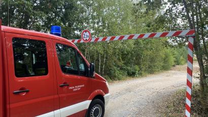 Bild: Schönhofen
Das Feuerwehrauto passt laut Eckert zwar nicht mehr unter der Höhenbegrenzung durch, doch kann sie seinen Angaben nach schnell abmontiert oder weg geflext werden.