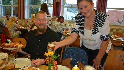 Bild: jr
Frisch gezapftes ungarisches Bier für Tino Ulrich, an den Tisch gebracht von einer Besucherin aus Vál.