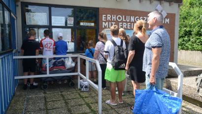 Bild: bey
Die ersten Badegäste stehen schon lange vor der Öffnungszeit des Freibades in Schlange vor dem Kassenhäuschen.