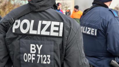 Symbolbild: Petra Hartl
Zahlreiche Polizeibeamte beteiligten sich an einer Fahndung, nachdem ein junger Mann einen Raub am Bahnhof in Sulzbach-Rosenberg gemeldet hatte.
