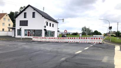 Bild: wro
Der Kreuzungsbereich in Wiesau-Fichtenschacht bleibt für viele Monate gesperrt. Die Umleitung erfolgt über die Hauptstraße/Tonwerkstraße in Wiesau.