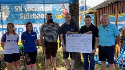 Bild: Stephanie Fuchs/exb
Insgesamt stellte die VR-Bank 5300 Euro für die Fußballcamps bereit. Bei der Übergabe des Anteils für den SV Loderhof/Sulzbach dabei waren (von links) Stephanie Fuchs (VR-Bank), Sandra Wein (SV Loderhof/Sulzbach), Bürgermeister Stefan Frank, Martin Sachsenhauser und Erich Übler (beide VR-Bank) sowie Joachim Bender (SV Loderhof/Sulzbach).