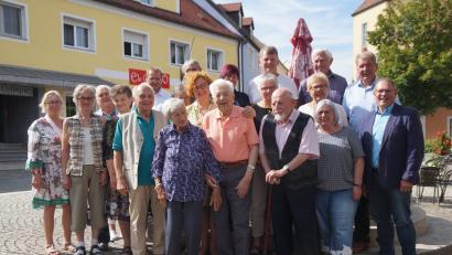 Bild: wel
Welche Wertschätzung Georg Baumer (vorne Bildmitte) entgegen gebracht wird, erfährt er an seinem 85. Geburtstag. Neben der Familie gratulieren Stadt, Vereine, Freunde und Bekannte.