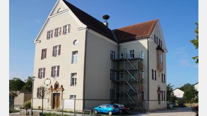 Bild: wel
Die Außenanlagen des imposanten Gebäudes der Verwaltungsgemeinschaft Oberviechtach sind so gut wie fertiggestellt. Eine große Herausforderung stellt die Sanierung des Hauses dar, deren Planung nach der Förderzusage beginnen wird.