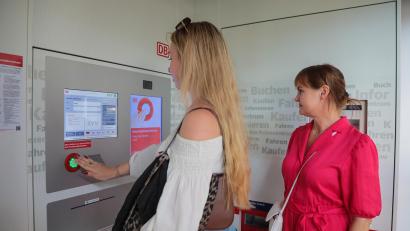 Bild: Wolfgang Steinbacher
Michelle Sokolov (links) und Irina Diring nutzen das Video-Reisezentrum für einen spontanen Ausflug nach Erlangen.