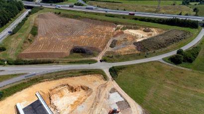 Bild: hbe
Bei Theuern beginnen die Straßenbauarbeiten für die Kümmersbrucker Westumgehung. Das neue Baufeld ist die dunkelbraune Fläche im oberen linken Teil des Bildes, quer dahinter verläuft die Autobahn A6 und schräg durch die Bildmitte die Kreisstraße nach Theuern. Am linken Bildrand zu erkennen ist die Vilstalstraße, im unteren linken Drittel, auf der hellbraunen Baufläche, sieht man noch eine Ecke der bereits fertiggestellten Brücke.