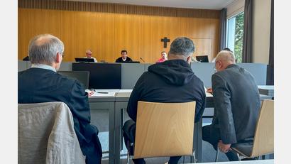 Bild: Leon Karwath
Der Vorwurf war schwer: Als mutmaßlicher Kopf einer Schleuserbande musste sich ein 48-jähriger Syrer in Weiden vor Gericht verantworten.