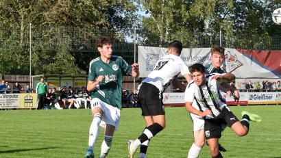 Archivbild: Gebert
Der SV Mitterteich empfängt am Samstag den 1. SC Feucht. Jakub Nedbaly (links) ist nach der Roten Karte am vergangenen Samstag in Großschwarzenlohe gesperrt.