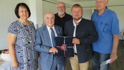 Bild: adj
Annett Kamm, Georg Stahl, 2. Bürgermeister Dominik Baschnagel und Norbert Kreutzmeier gratulierten Hubert Winter zu seinem 90. Geburtstag (Zweiter von links).
