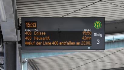 Bild: Wolfgang Steinbacher
Die Anzeigetafeln am Amberger Busbahnhof weisen in einer Laufzeile unter den aktuellen Abfahrtszeiten schon darauf hin, dass einige Fahrten ausfallen.