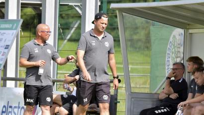 Archivbild: Hubert Ziegler
DJK-Trainer Kai Hempel (rechts) und sein "Co" Markus Kipry (links) sind am Verzweifeln: Wann gelingt endlich der erste Saisonsieg? Im Heimspiel gegen den TSV Abtswind?