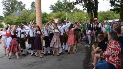 Bild: bö
Bei der Dorfkirchweih in Mendorferbuch tanzen die Paare zur Musik der Gruppe Woidarawöll den Baum aus.