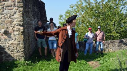 Bild: Florian Wein/exb
Beliebt: Die Zeitreisen auf Burg Murach, hier mit Schauspieler Daniel Adler.