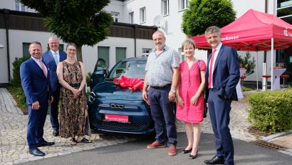 Bild: Katharina Kohl
Bei der Übergabe gratulierten von links: Vorstandsvorsitzender Gerhard Hösl, Vizepräsident des Sparkassenverbands Bayern Stefan Proßer, Stefanie Dimler, Bernhard Dimler, Kundenberaterin Elke Dittrich, stv. Vorstandsmitglied Albert Bergmann.