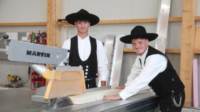 Bild: Hirsch
Sebastian Killermann (links) und Jonathan Voit (rechts) sind die Prüfungsbesten der Zimmerer-Innungen Schwandorf, Cham und Amberg-Sulzbach und stehen vor einer erfolgreichen beruflichen Karriere.