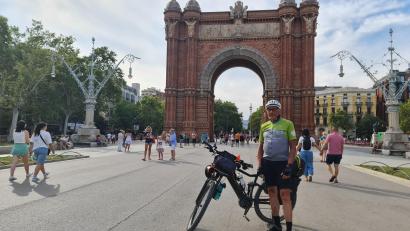 Bild: Hermann Adelhardt/exb
Etwa 5.500 Kilometer war Hermann Adelhardt aus Mehlmeisel mit dem Rad unterwegs. Ein Foto entstand vor dem Arc de Triomf in Barcelona.