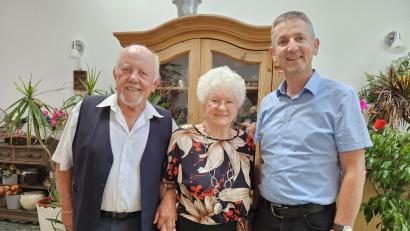 Bild: Regina Kießling/exb
Dieter und Theresia Michel feiern Eiserne Hochzeit, wozu Bürgermeister Albert Geitner (von links) gratuliert.
