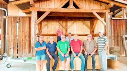 Bild: Heidi Voigt
Zum leichteren Transport haben die Vilsecker Krippenfreunde ihre Freikrippe auf einen Hänger montiert. Geholfen haben dabei (von links) Alois Trettenbach, Gerhard Henschke, Paul Kreuzer, Vater Ewald Kreuzer, .Werner Kreuzer, Konrad Gebert, Wolfgang Albersdörfer und Hans Maul.