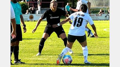 Bild: Tom Beer
Susanne Stich (schwarzes Trikot) versucht Emily Suarez vom 1. FFC Hof im Zweikampf zu stellen, beobachtet von Schiedsrichter Adrian Kohn.