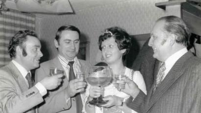 Bild: Archiv u
Walter Widder (Zweiter von links) ist die herausragende Persönlichkeit des TTC Kolping. Er führte den Verein 37 Jahre lang und wurde für seine großen Verdienste zum Ehrenvorsitzenden ernannt. Seiner Initiative entsprangen auch die Weinfeste mit Wahl der Weinkönigin. Erste Weinkönigin wurde 1976 Luzia Müller (heute Freitag). Ihr gratulierten Bürgermeister Willi Bösl (rechts) und Klaus Schoth, der Vorsitzende des TTC Dirmstein.
