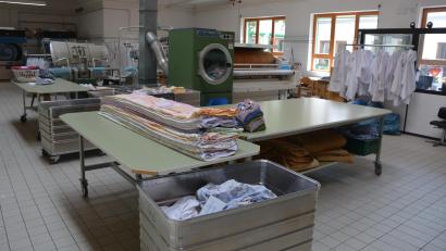 Archivbild: jr
Blick in die frühere Wäscherei der Stiftland-Werkstätten in Mitterteich. Denn trotz guter Auslastung habe die Wäscherei seit vielen Jahren rote Zahlen geschrieben.