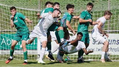 Bild: ref
Eine brenzlige Szene im Strafraum des TSV Abtswind, in der Mitte geht Irfan Amindou zu Boden.