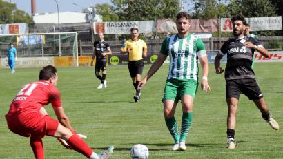 Bild: heh
Der SV Mitterteich (grüne Trikots) schlug den 1. SC Feucht in der Fußball-Landesliga Nordost mit 2:0. Keeper Michael Schultes (links) und Abwehrboss Slavomir Strmiska (Mitte) hielten erneut die Null.