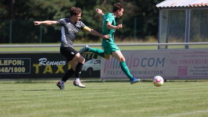 Bild: Dieter Jäschke
Mit einem 4:2-Sieg des FC Weiden-Ost endete die Bezirksligapartie in Grafenwöhr. In dieser Szene enteilt Gästespieler Michael Werner (rechts) dem Grafenwöhrer Christopher Fleischmann.