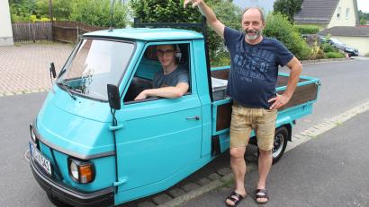 Bild: Jennifer Battaglia
Mächtig stolz auf ihr türkis-blaues Apecar sind Lukas Schmalzl und sein Vater Markus aus Sulzbach-Rosenberg.