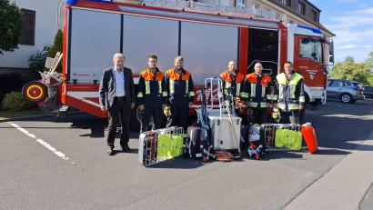 Bild: Gemeinde Plößberg/exb
Die Feuerwehren Schönficht, Wildenau und Plößberg erhielten weitere Ausstattung für den Kampf gegen Wald- und Flächenbrände für insgesamt 9160 Euro. Im Bild (von links) Bürgermeister Lothar Müller mit den Kommandanten der Wehren Schönficht, Plößberg und Wildenau.