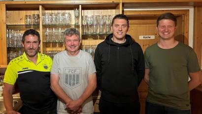 Bild: Patrick Horn/exb
Jürgen Grundler (Zweiter von links) wird an seinem neuen Arbeitsplatz von Vertretern des FC Freihung willkommen geheißen (von links): Erster Vorsitzender Alfred Negel, Kassier Dominik Spies und Zweiter. Vorsitzender Philipp Leinhäupl.