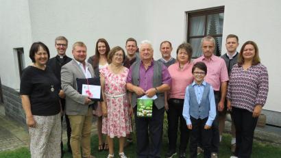 Bild: adj
Ludwig Kindl (vorne,Mitte) feierte im Kreis seiner Familie und Gratulanten seinen 80. Geburtstag.