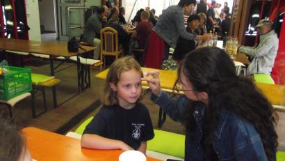 Bild: ror
Für die Kinder ist beim Dorffest in Muglhof auch eine Schminkecke eingerichtet.