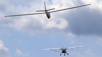 Bild: mfh
Deutlich ist die Schleppleine zu erkennen. Der Segler wird bis auf eine Höhe von rund 300 Metern geschleppt. Dann klinkt sich der Segler aus. Die Schleppleine wird über dem Flugplatz abgeworfen.