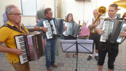 Bild: mad
Sie spielen mit Akkordeon und Tuba auf: Beim Musikantentreffen gibt es reichlich Applaus.