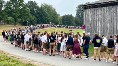 Bild: Gabi Schönberger
Rekordverdächtig lange Schlangen am Montagmorgen vor dem Festgelände.