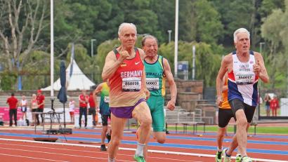 Bild: Lutwin Jungmann
Karl Schmid gewann den Endlauf über 100 Meter und holte sich bei der Masters-WM in Göteborg damit die Goldmedaille. Insgesamt gewann Schmid drei WM-Titel.