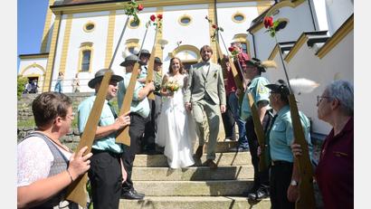 Bild: bey
Durch ein Spalier mit roten Rosen in den Gewehrläufen der Abordnungen der Schützenvereine Grenzland Waldheim und "Enzian" Frankenreuth schritt das Brautpaar von der Kreuzbergkirche zum Plateau.