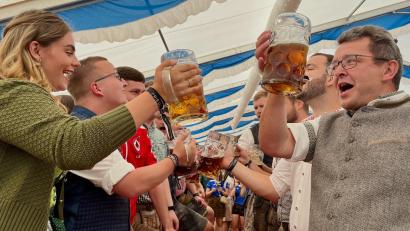 Bild: Gabi Schönberger
Gute Stimmung beim Frühschoppen der Flosser Kirwa.